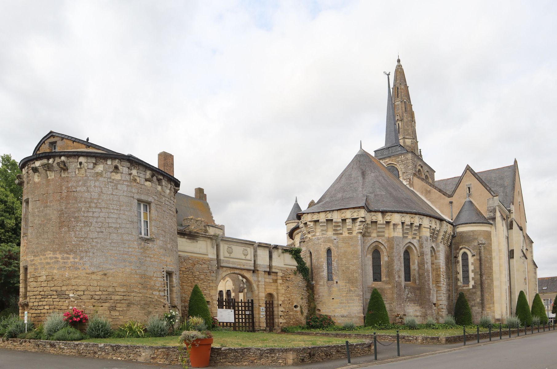 Eingang zum Schloss und daran angebaute Kirche in Martigné-Briand