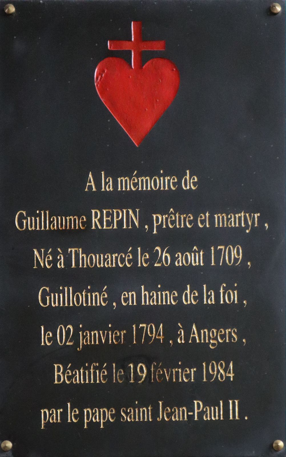 Gedenktafel in der Pfarrkirche in Thouarcé