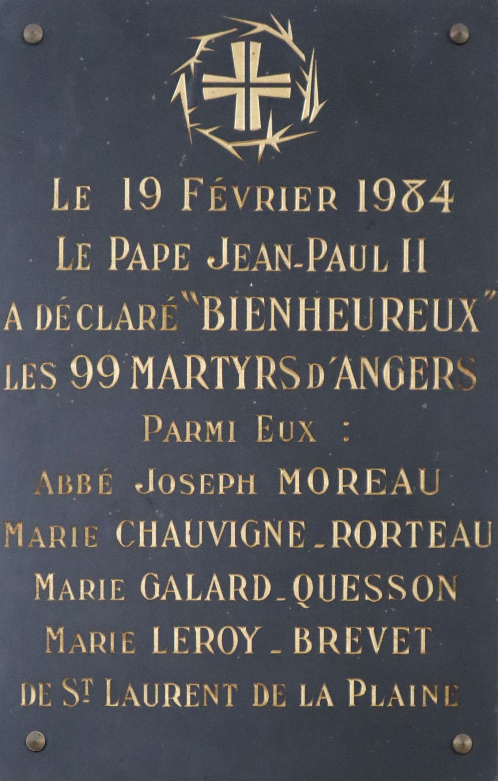 Gedenktafel in der Pfarrkirche in Saint-Laurent-de-la-Plaine