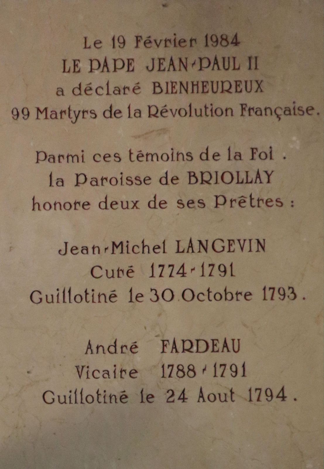 Gedenktafel für André Fardeau und Johannes Michael Langevin in der farrkirche in Briollay