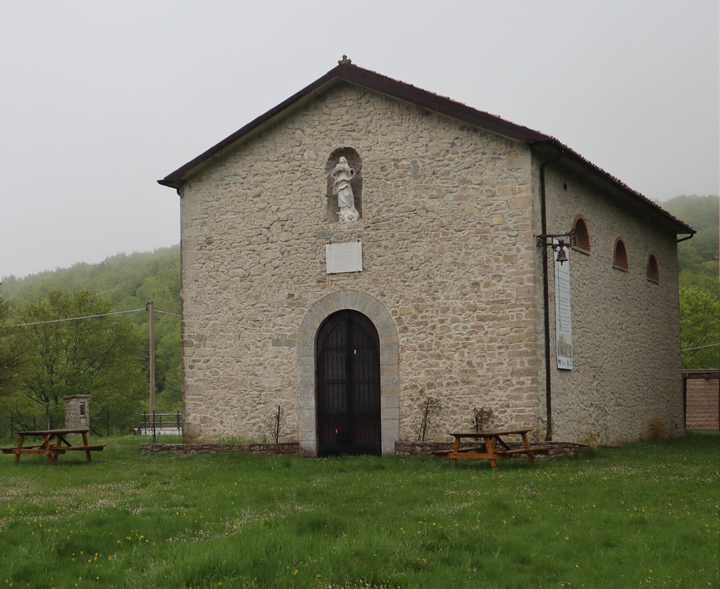 einsam hoch in den Bergen: die nach Zerstörungen im 2. Weltkrieg wieder aufgebaute Kirche an der Stelle des früheren Franziskanerklosters bei Castiglione Messer Marino, heute ein Marien-Wallfahrts ort