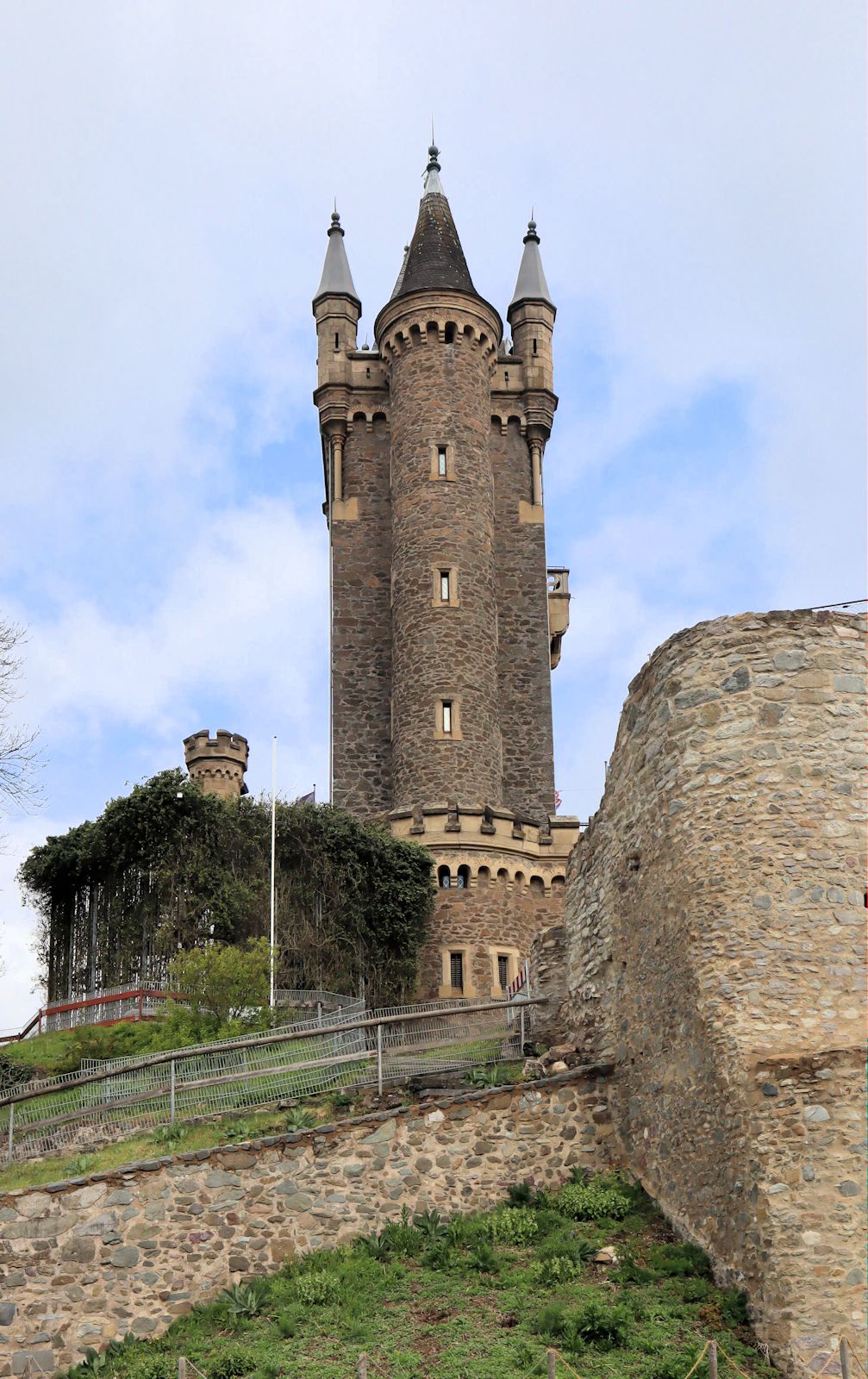 Nach Wilhelm benannter Turm, errichtet 1872 bis 1875 an der Stelle des ehemaligen Schlosses in Dillenburg