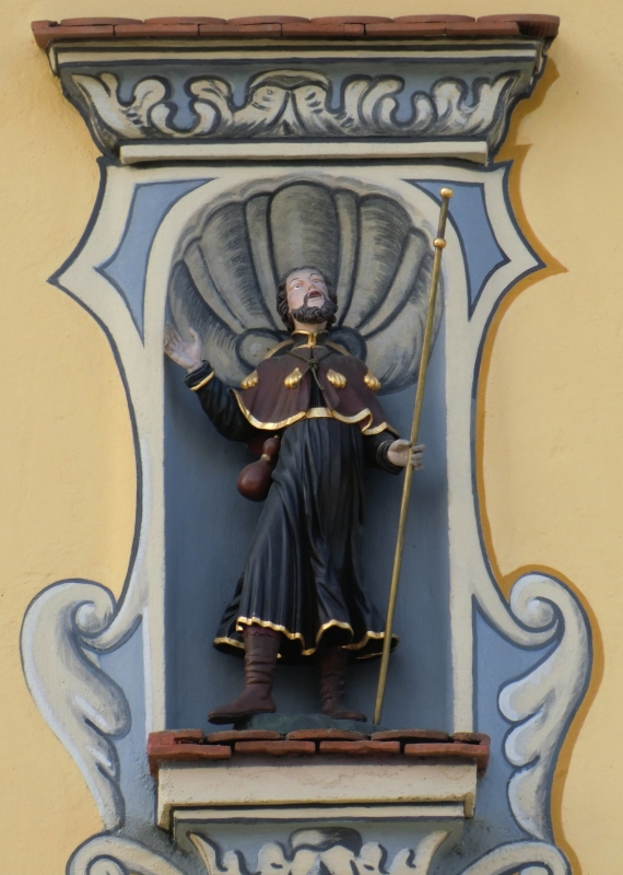 Statue am Gasthaus gegenüber der Willibold geweihten Kirche in Berkheim