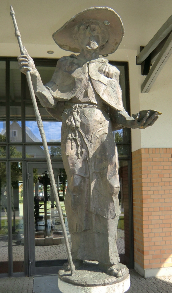 Statue vor der Scheune des ehemaligen Gutshofes, dem heutigen Gemeindehaus neben der Willibold geweihten Kirche in Berkheim