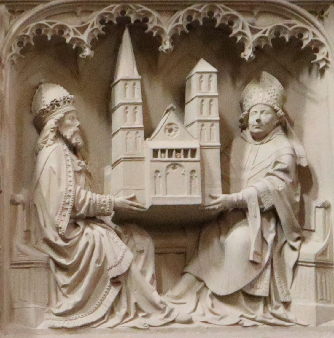 Evert van Roden: Karl der Große (links) und Willehad, Relief, 1512, an der Westempore des Doms in Bremen