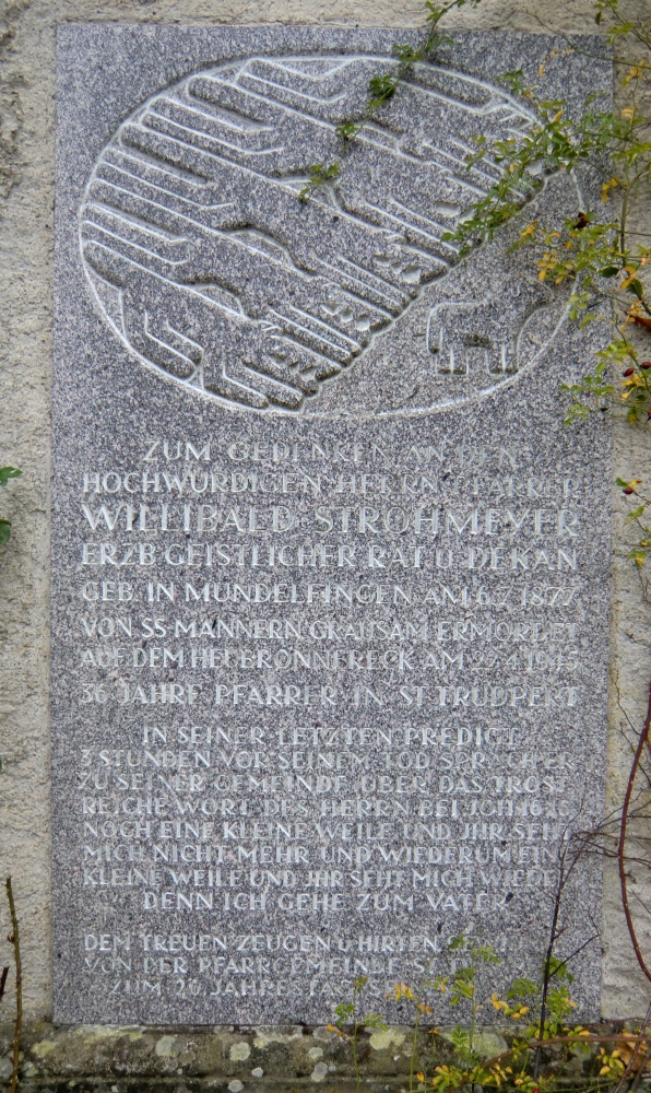 Die Gedenktafel an der Friedhofsmauer in St. Trudpert aus dem Jahr 1965 zeigt ein von Wölfen bedrohtes Schaf