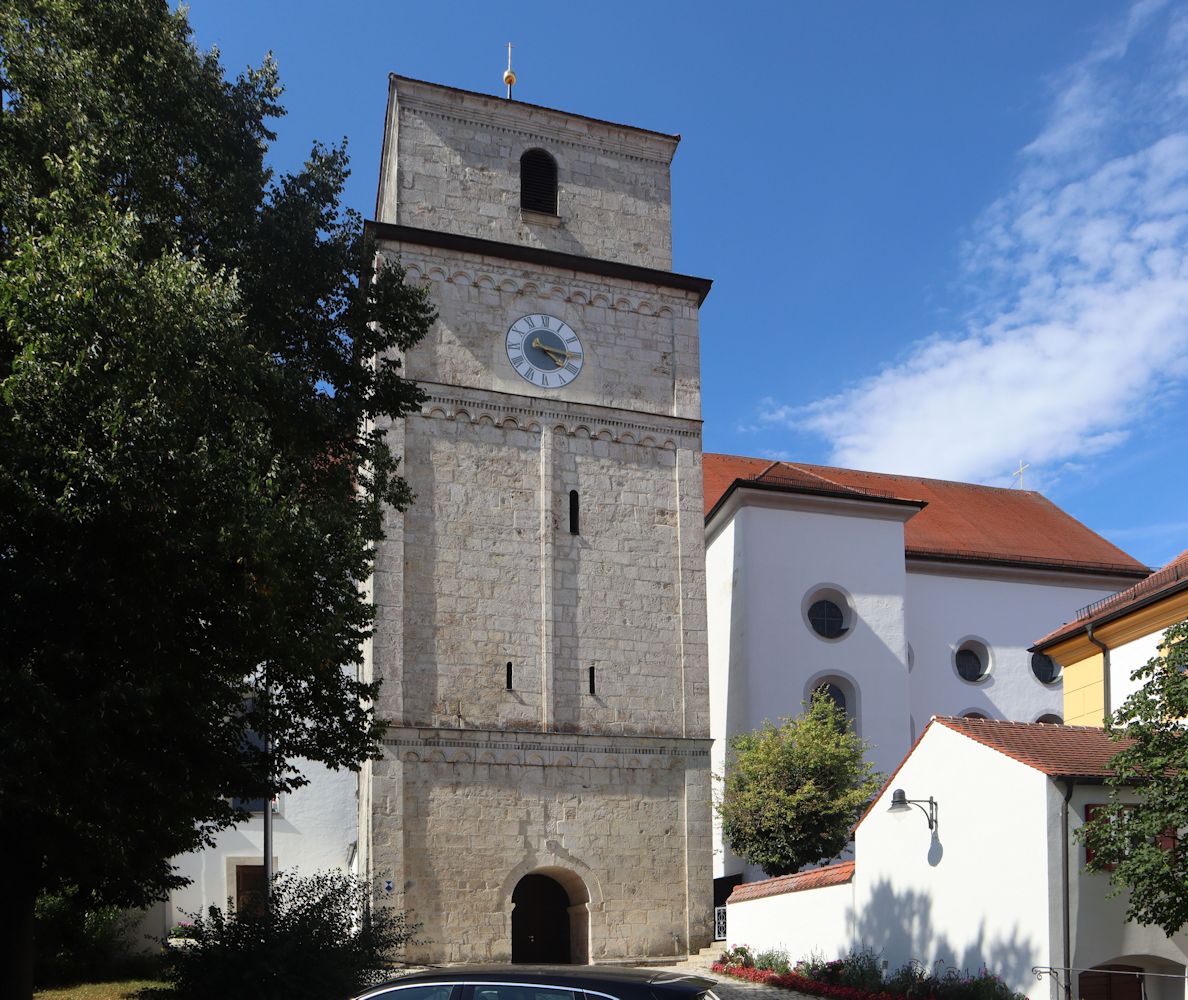 Kirche und Torturm des ehemaligen Klosters in Bergen