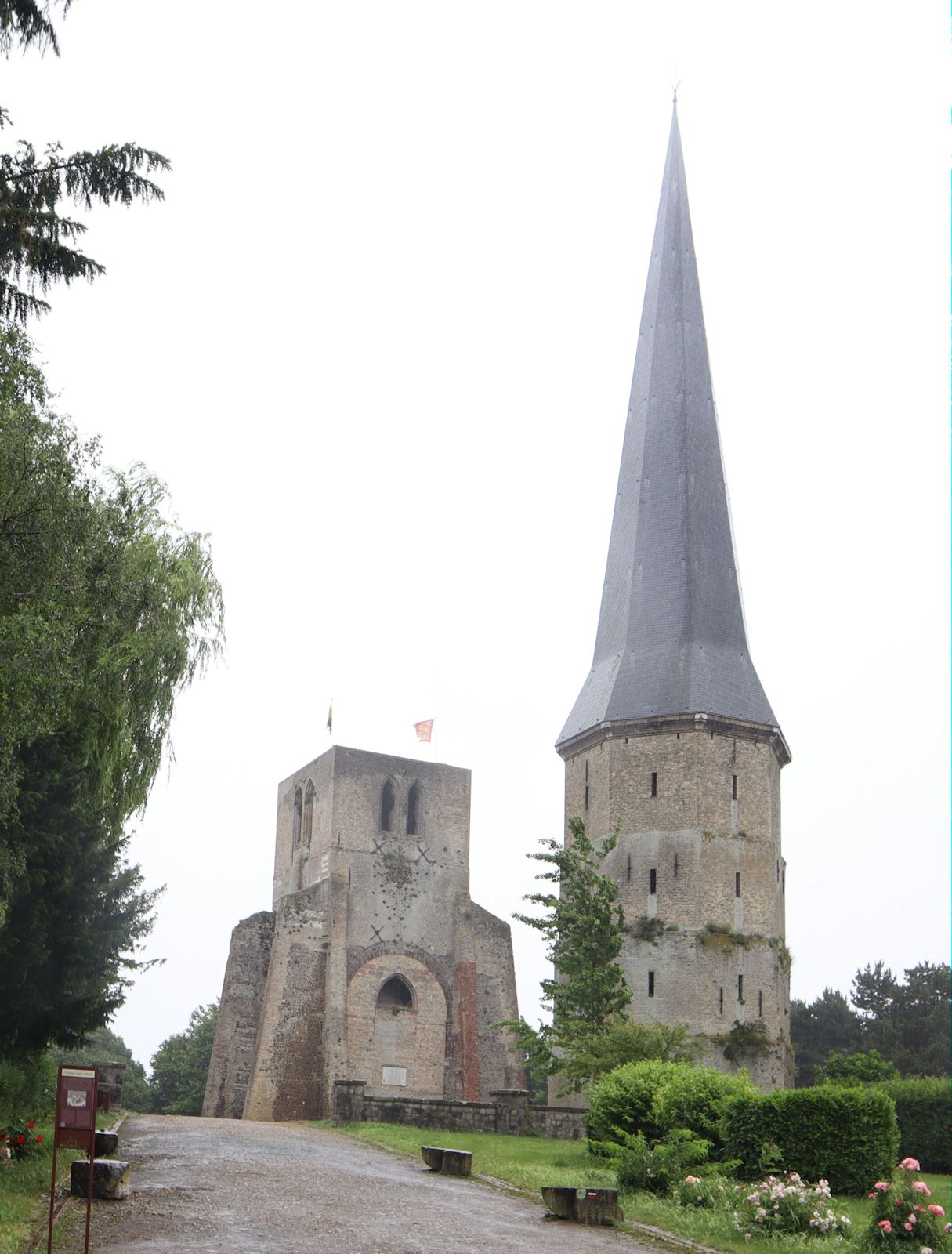 Spitzturm und Kirchturm des einstigen, Winnoc geweihten Klosters in Bergues