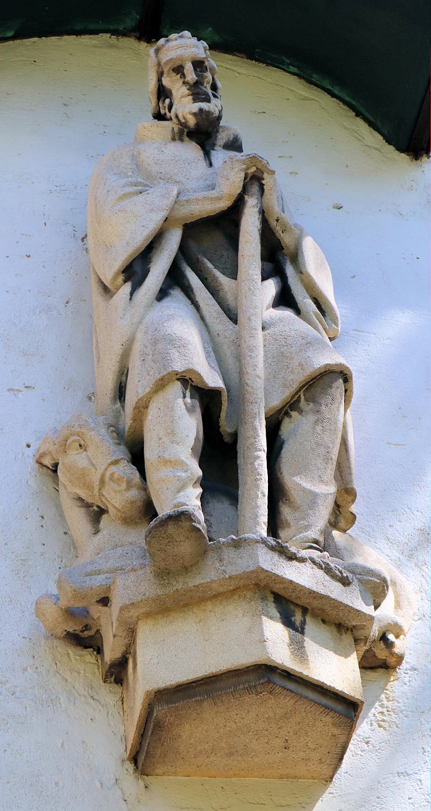 Statue an der Winthirkirche in München-Neuhausen