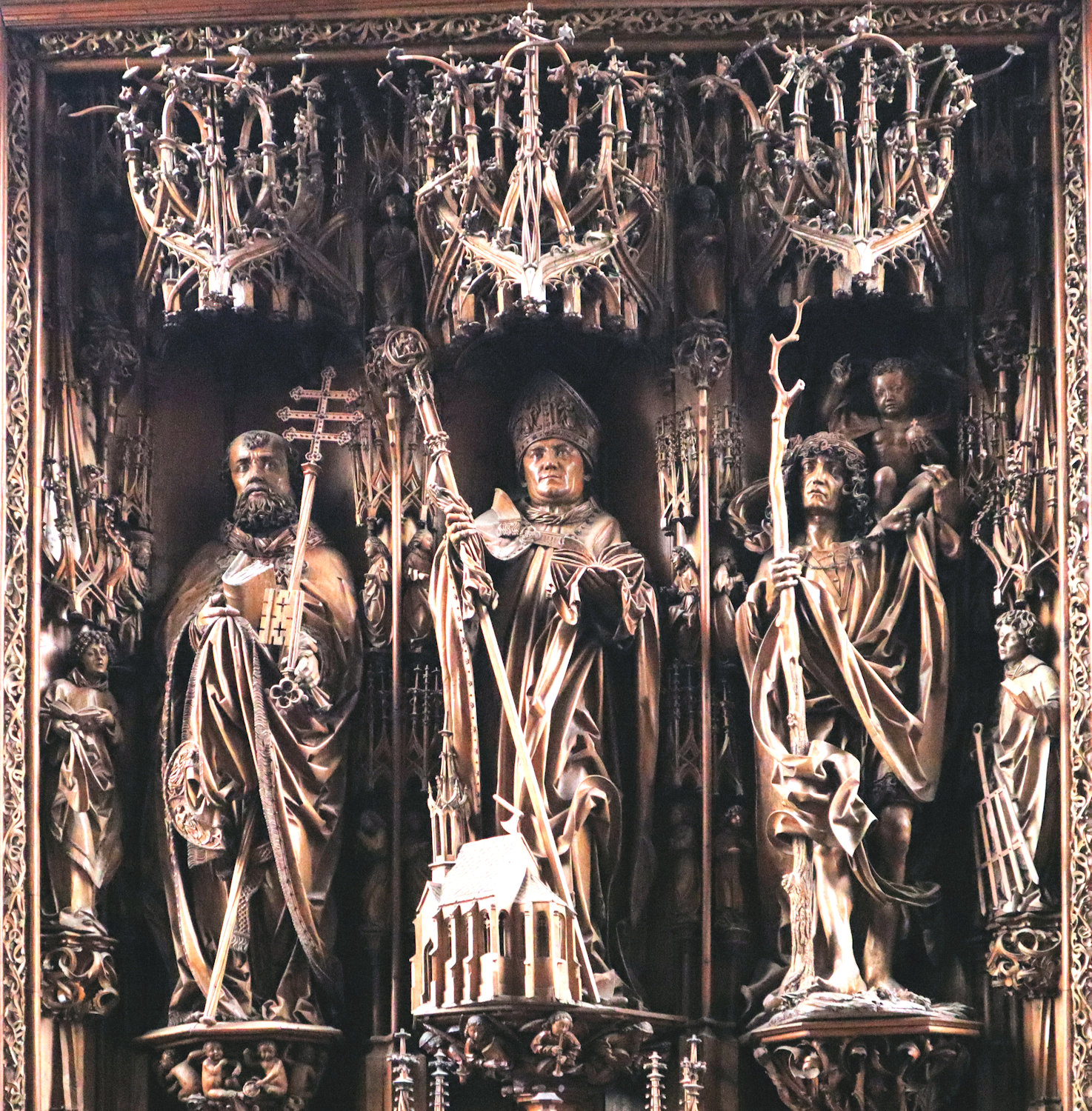 Lindenholz-Schnitzwerk: Wolfgang mit Petrus (links) und Christophorus (rechts), um 1493, in der Kirche in Kefermarkt im Mühlviertel