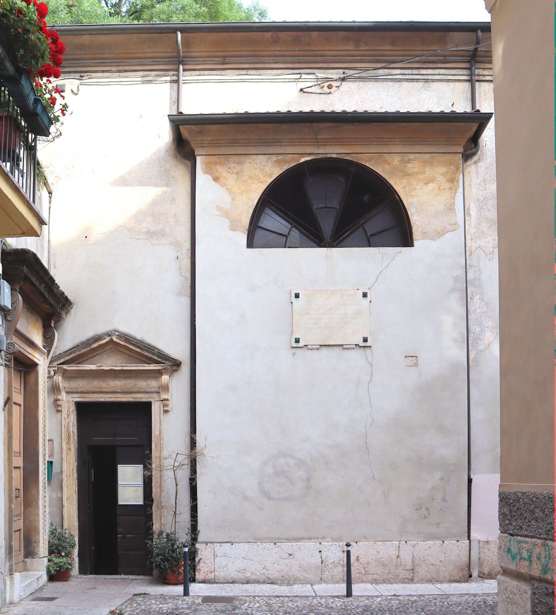 Eingang zur kleinen Kirche San Salvatore Vecchio im Gassengewirr von Verona, heute Sitz der russisch-Orthodoxen Gemeinde