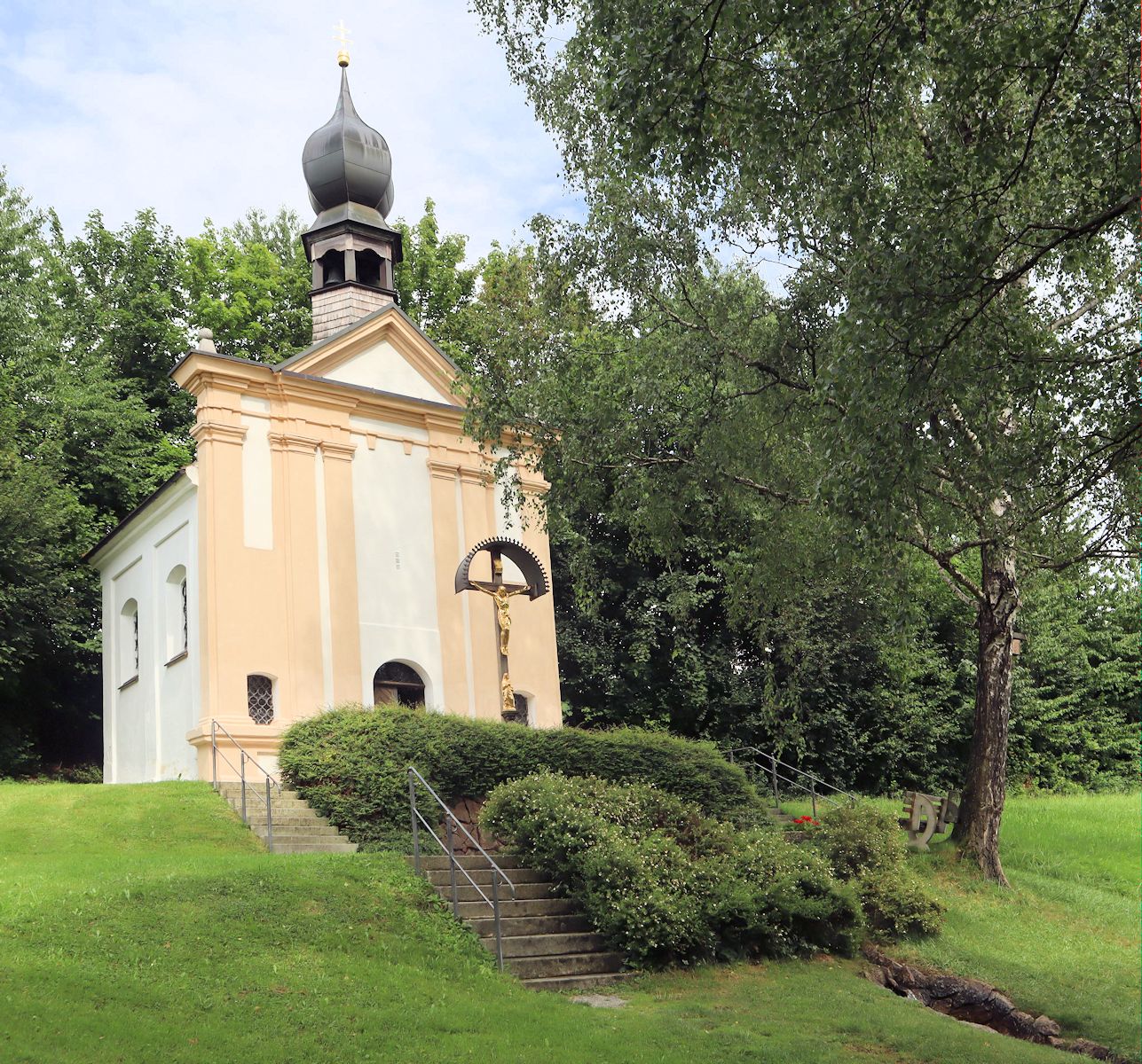 Wolfsindis-Kapelle oberhalb der Quelle (unten rechts)