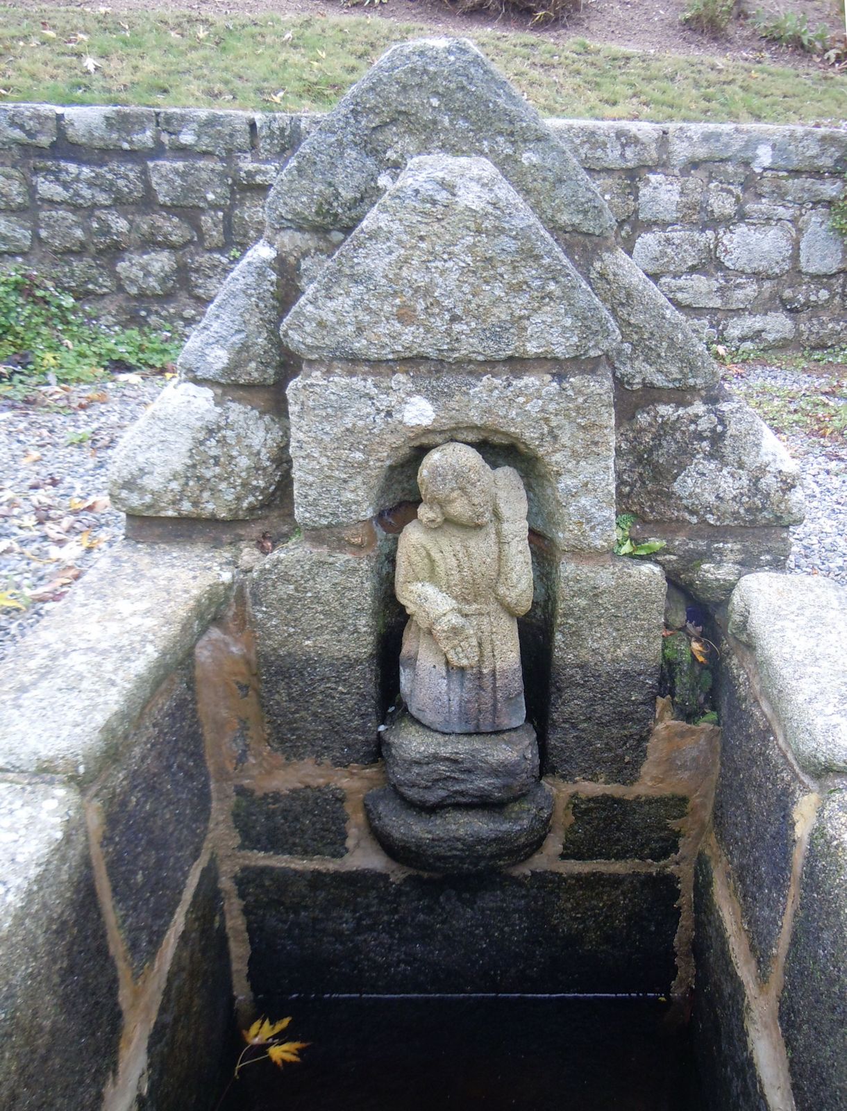 Statue am Brunnen Saint Diboen in Bonigeard, Ortsteil von Meslan bei Vannes