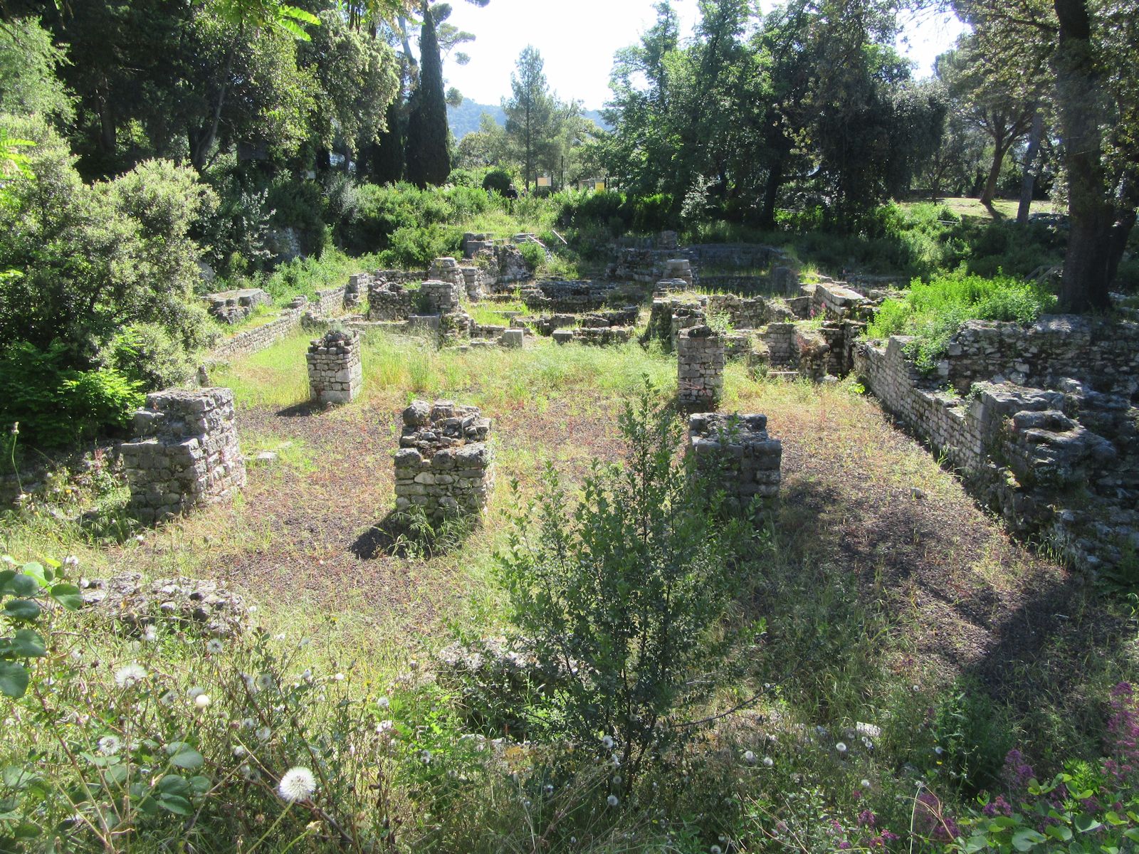 Reste der ehemaligen Kathedrale Sainte-Marie auf dem Burghügel in Nizza