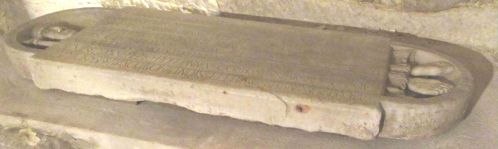 Grabplatte für Ysarnus, um 1075, in der Krypta der Kirche des Klosters Saint-Victor in Marseille