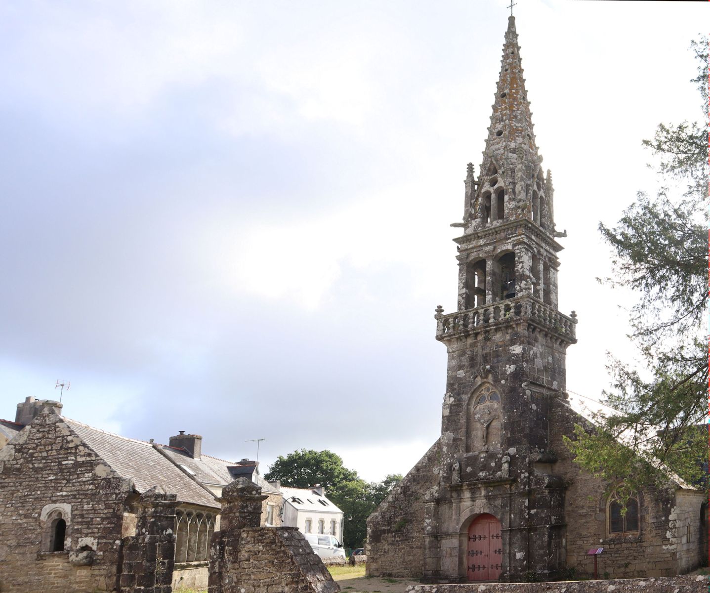 Pfarrkirche< in Saint-Yvi