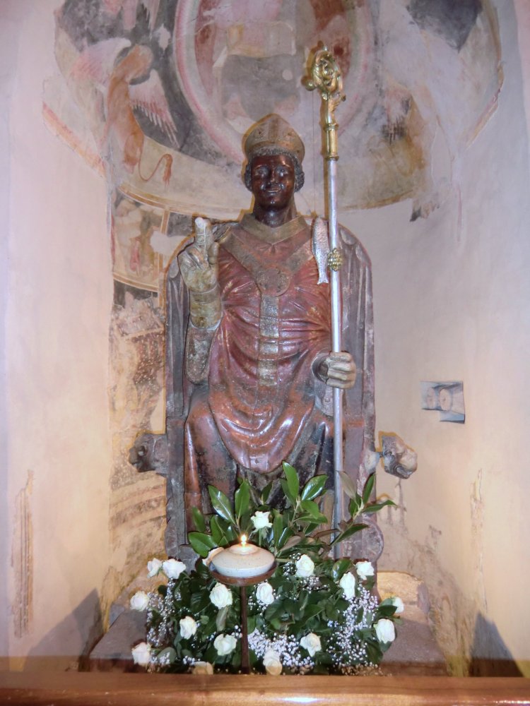 Statue „Lachender San Zeno” in der Kirche S. Zeno Maggiore, 13. Jahrhundert, aus farbigem Marmor, bei den Veronesern sehr verehrt