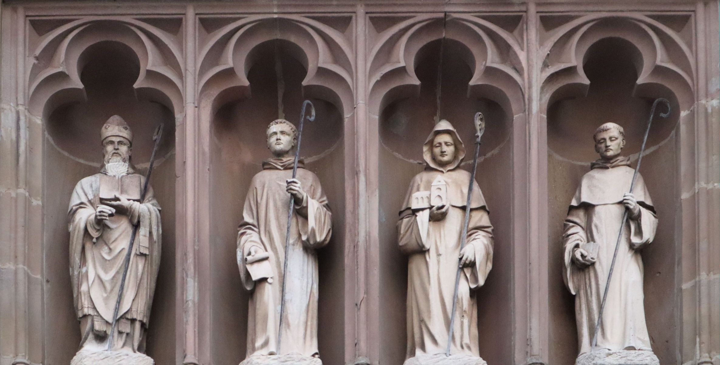 Statuen: Bernhard von Clairvaux (links), Stephan Harding</a> (halblinks), Robert von Molesme (halbrechts) und Alberich von Cîteaux (rechts), an der Kirche des Klosters Mariawald in der Eifel