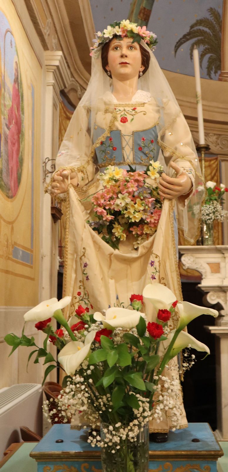 Anlässlich von Zitas - sechs Tage lang gefeiertem - Festtag geschmückte Statue in der Pfarrkirche in La Colla