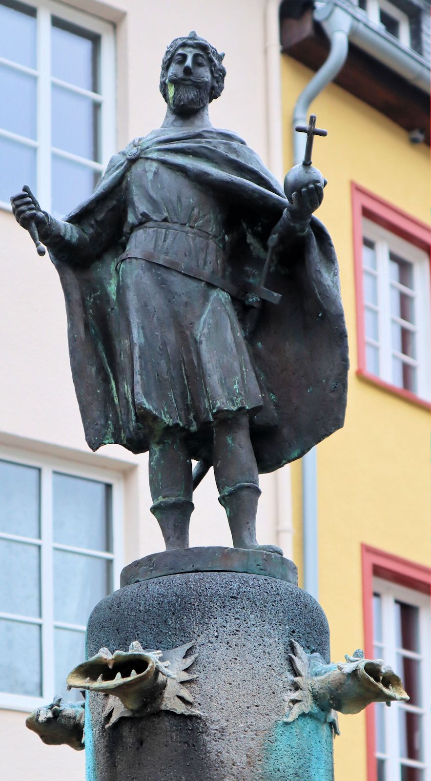 Theodor Heiermann: Statute, 1982, auf dem Zwentiboldbrunnen am Markt in Münstereifel. 898 verlieh König Zwentibold dem damaligen Kloster Münstereifel das Markt-, Münz- und Zollrecht, daraus wuchs die Stadt Bad Münstereifel, die Zwentibold deshalb als ihren Gründer verehrt.