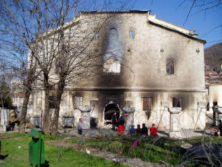 Die von deutschen KFOR-Truppen bewachte orthodoxe Kirche in Prizren wurde im März des Jahres 2004 angezündet